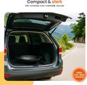 Vuurschaal en poten in de kofferbak van een auto, klaar voor transport. 'Compact & sterk'.