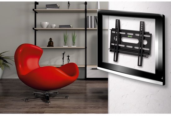 Zwarte TV-muurbeugel gemonteerd op een gestructureerde muur, naast een rode fauteuil.