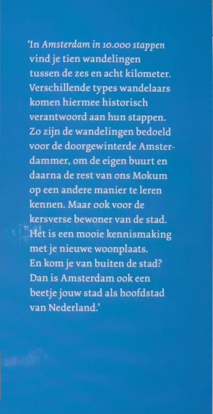 Achterkant van het boek met tekst over wandelingen in Amsterdam.