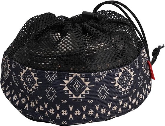 Zwarte mesh draagtas met trekkoord en een decoratieve band met etnisch patroon in zwart en crème.