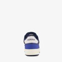 Achterkant van een blauwe Adidas sneaker met witte strepen en logo.
