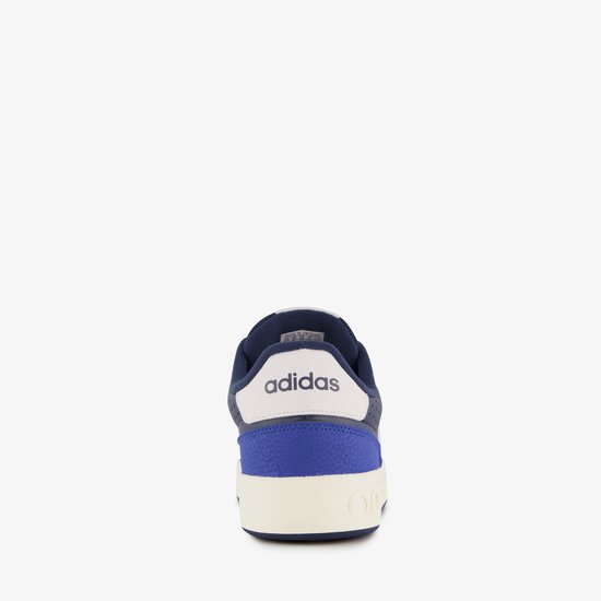 Achterkant van een blauwe Adidas sneaker met witte strepen en logo.