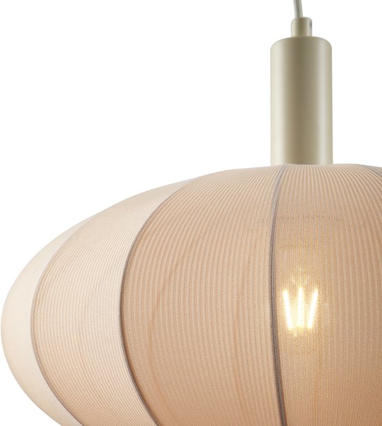 Close-up van de textuur van de ovale beige hanglamp met stoffen kap.