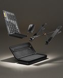 Een zwart ProtoArc opvouwbaar toetsenbord, muis, laptopstandaard en draagtas op een donkere achtergrond.