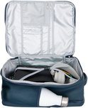 Open donkerblauwe rugzak met lunchbox, koptelefoon en witte waterfles erin.
