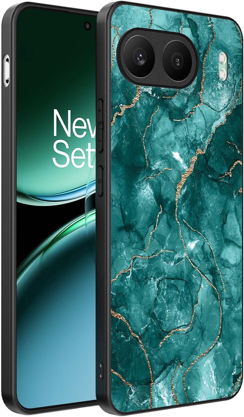 Coque de téléphone en marbre vert avec des veines dorées, entourée d'un bord noir.