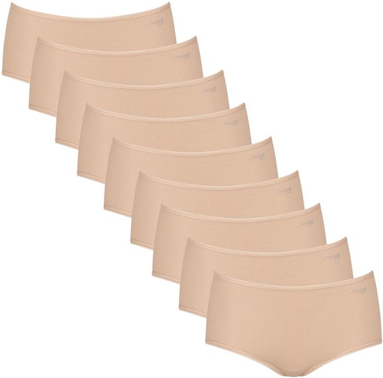 Une pile de huit slips midi Sloggi beiges, avec logo.