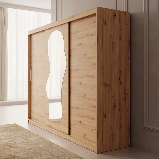 Houten kledingkast met schuifdeuren, waarvan één een golvende spiegel heeft. De kast is afgewerkt in eikenhout.