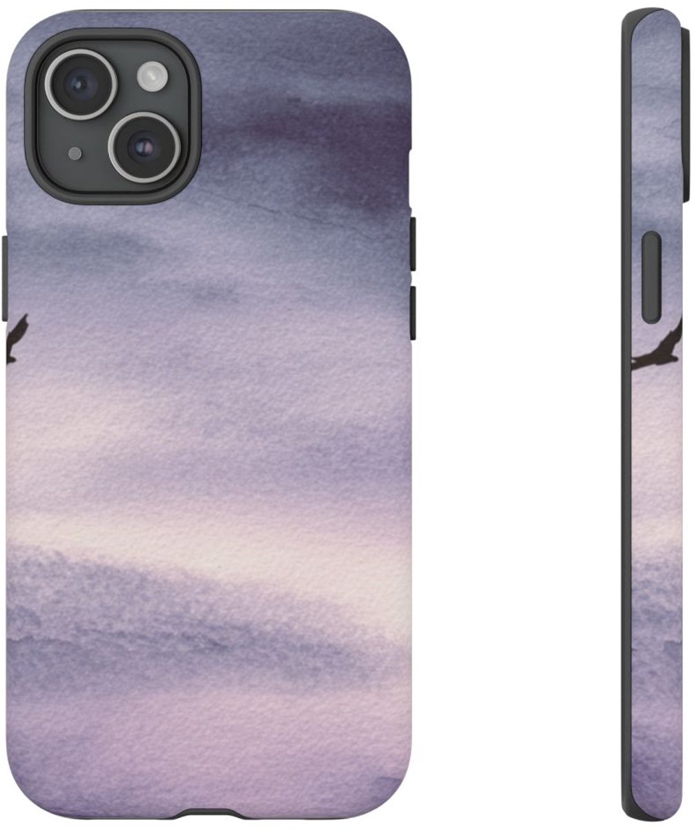 Eenzame Vogel in Paarse Lucht – Telefoonhoesje Geschikt voor iPhone 15 Plus