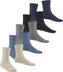 Vijf paar sokken in de kleuren lichtgrijs, hemelsblauw, grijs, zwart en marineblauw, met ribgebreide boorden.