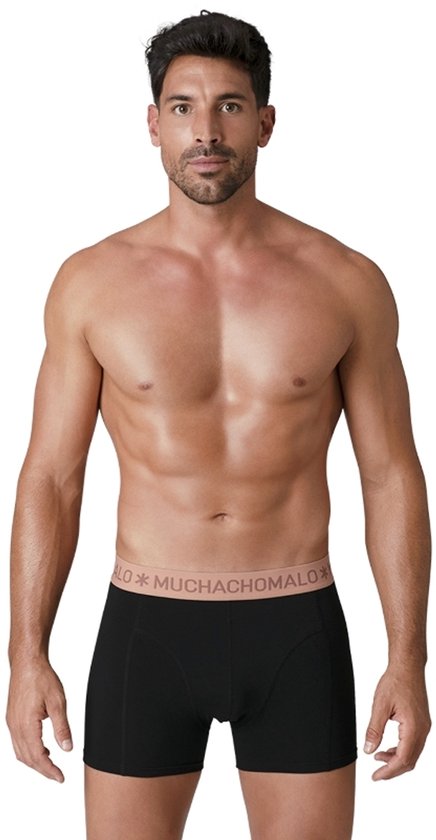 Man met zwarte Muchachomalo boxershort met roze band.