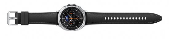 Zilverkleurig smartwatch met zwarte wijzerplaat, maanfase-indicator en zwarte leren band, plat gelegd.