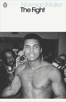 Zwart-wit portret van Muhammad Ali, borstkas bloot, kijkend naar de camera, met microfoons en camera's omringd.