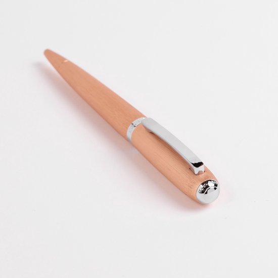 Stylo plume Hugo Boss beige avec clip et détails argentés.