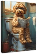 Grappige Hond in Een Douche Kapje En Pyjama Die Op Het Toilet in De