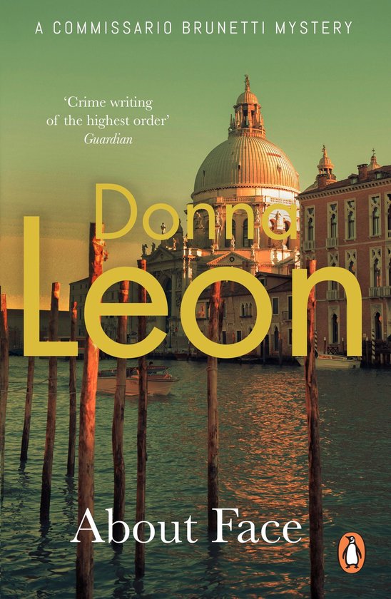 Couverture du livre 'About Face' de Donna Leon, un mystère du Commissario Brunetti. Canal vénitien avec des bâtiments et le texte 'About Face'.
