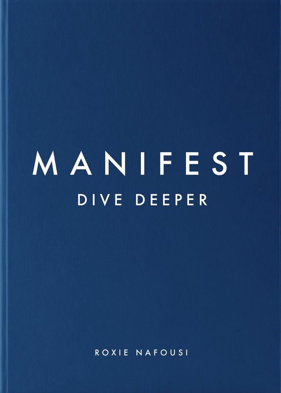 Boek met de titel MANIFEST DIVE DEEPER van ROXIE NAFOUSI op een donkerblauwe omslag.