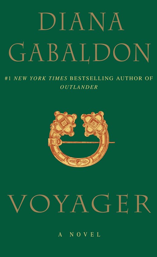 Groene kaft met gouden letters, "DIANA GABALDON VOYAGER A NOVEL" en een gouden broche.