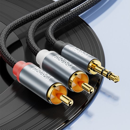 Drie gouden connectoren van een AdroitGoods kabel, met zwart gevlochten mantel.
