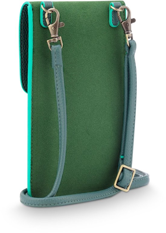 Achterkant van groen telefoonhoesje met suède-look en goudkleurige gespen voor de hengsels.