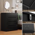 Commode noire à quatre tiroirs avec un miroir au-dessus. Détails : coin arrondi, protection anti-basculement, imperméable.
