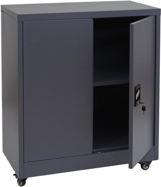 Donkergrijze archiefkast met geopende deur, zichtbaar legbord en wielen.