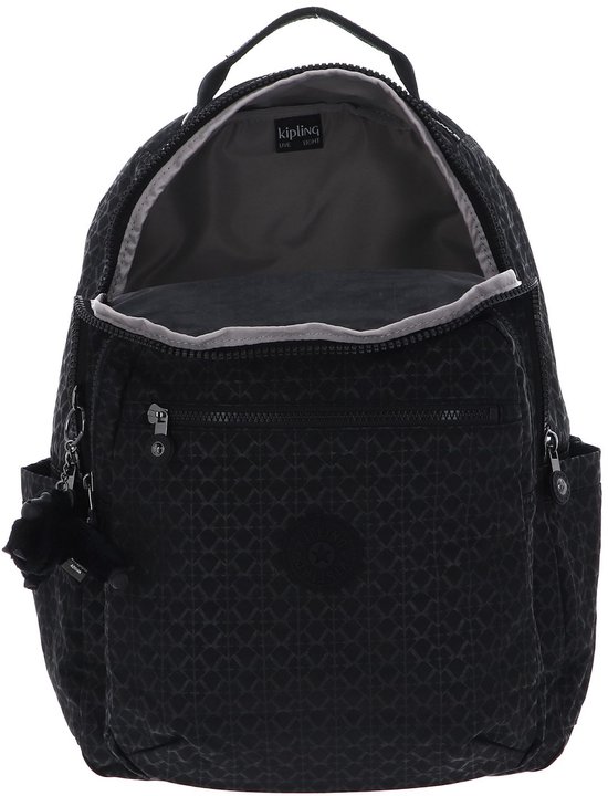 Open zwarte Kipling rugzak met patroon en Kipling logo.