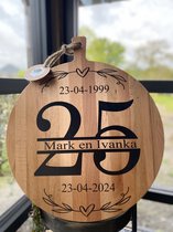 Creaties van Hier - serveerplank - 25 jaar getrouwd (rand tak hart) - 40 cm - gepersonaliseerd cadeau - hout