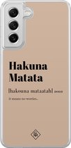 Casimoda® hoesje - Geschikt voor Samsung Galaxy S21 FE - Hakuna Matata - 2-in-1 case - Schokbestendig - Tekst - Verhoogde randen - Bruin/beige, Transparant
