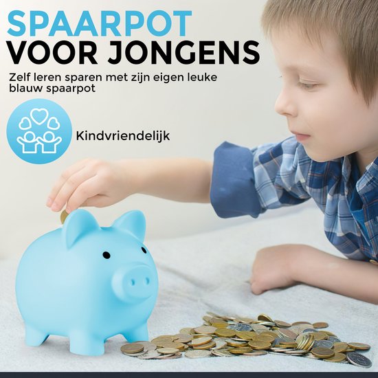 Jongen steekt munt in lichtblauwe spaarvarken, 'SPAARPOT VOOR JONGENS'.