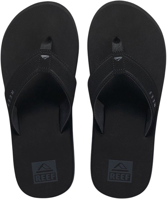 Paar zwarte Reef slippers, met banden met subtiele textuur en Reef logo.