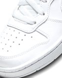 Close-up van de neus van een witte Nike sneaker, met perforaties en veters.