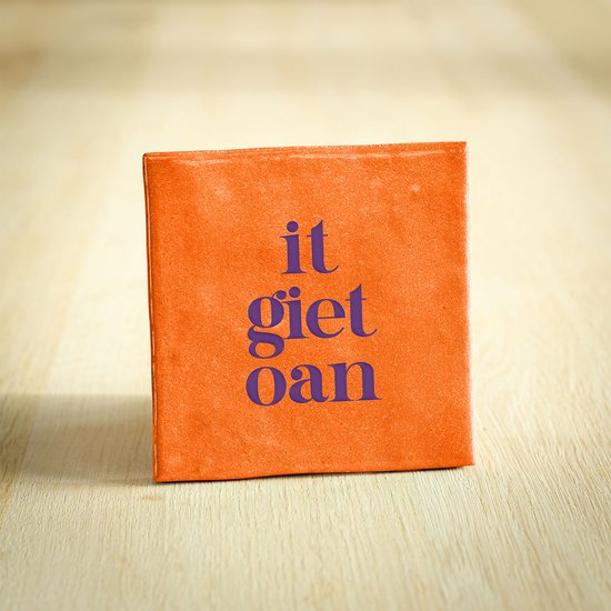Tegeltje - It Giet Oan | Oranje & Paars | 10x10cm - Interieur - Wijsheid - Tegelwijsheid - Spreuktegel - Keramiek - BONT