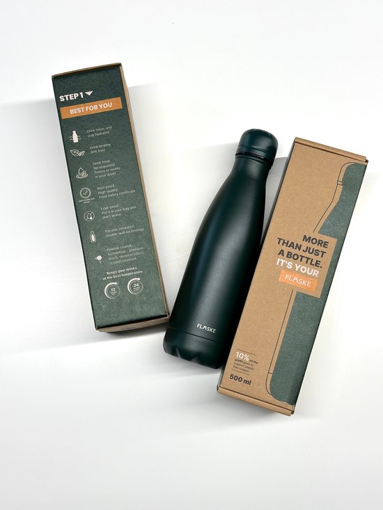 Donkergroene RVS drinkfles, naast de verpakking met productinformatie.