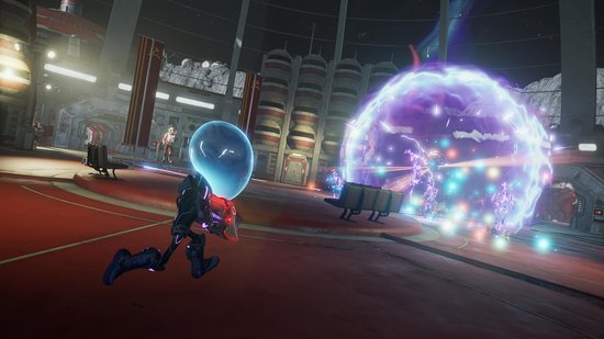Een speler in een alien-pak rent in een futuristische arena met explosieve energiebollen en andere aliens.