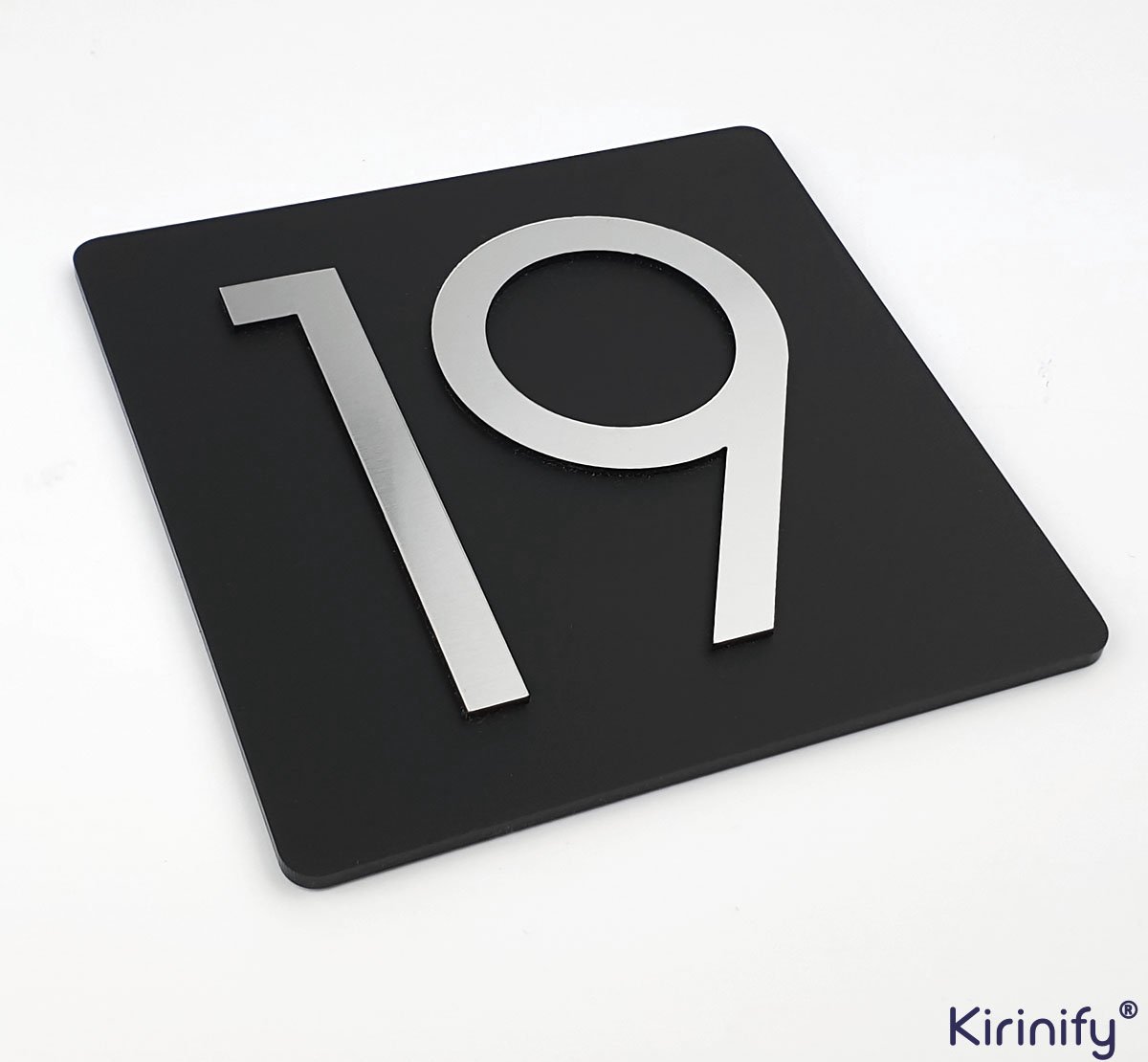 Kirinify - 3D Huisnummerbord 12x12cm zwart met RVS Look cijfers - Inclusief bevestiging - Kies je eigen huisnummer en lettertype
