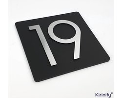 Kirinify - 3D Huisnummerbord 12x12cm zwart met RVS Look cijfers - Inclusief bevestiging - Kies je eigen huisnummer en lettertype