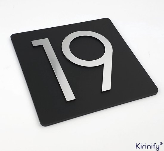 Zwart huisnummerbord 12x12cm met zilverkleurige cijfers '19', schuin van voren gefotografeerd.