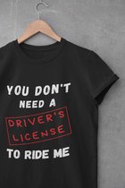 Shirt - You don’t need a drivers license to ride me - Wurban Wear | Grappig shirt | Leuk cadeau | Unisex tshirt | Meme shirt | Vaderdag | Dirty shirt | Zwart