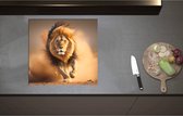 Inductieplaat Beschermer - Aanstormende Mannetjes Leeuw door het Afrikaanse Landschap - 57x55 cm - 2 mm Dik - Inductie Beschermer - Bescherming Inductiekookplaat - Kookplaat Beschermer van Zwart Vinyl
