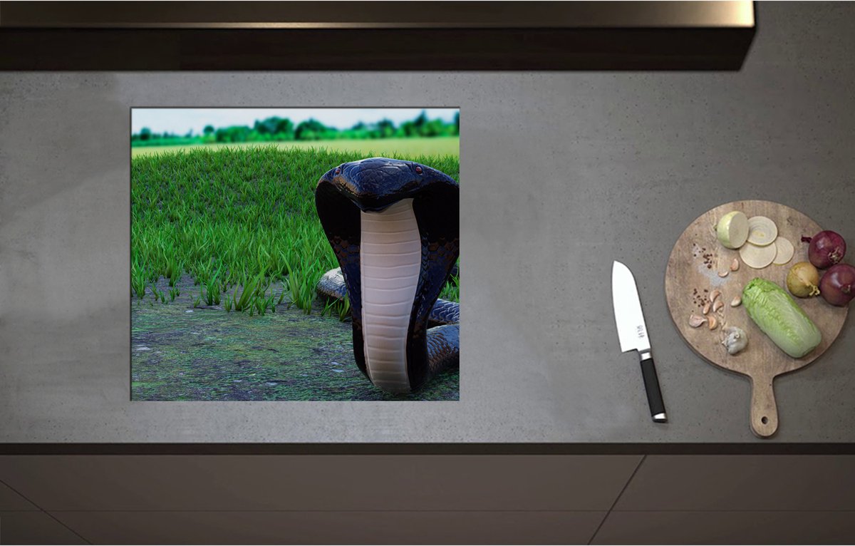 Inductieplaat Beschermer - Aanvallende Zwarte Cobra Slang bij Groenkleurig Grasveld - 58x52 cm - 2 mm Dik - Inductie Beschermer - Bescherming Inductiekookplaat - Kookplaat Beschermer van Zwart Vinyl
