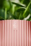 Roze Elho bloempot met verticale ribbels en het 'elho'-logo.