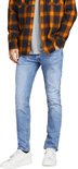 Man draagt een lichtblauwe skinny jeans met een oranje met zwart geblokt overhemd en grijze top.