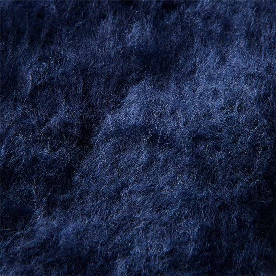 Close-up van de donkerblauwe, pluizige binnenkant van een thermische sok.
