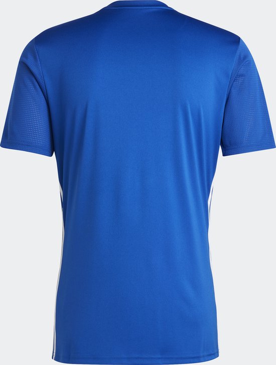 Achterkant van een blauw heren voetbalshirt met korte mouwen en witte Adidas strepen op de zijkant.