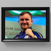 Luke Littler Ingelijste Handtekeningen – 15 x 10cm In Klassiek Zwart Frame – Gedrukte handtekening – Darts - Professional Darts Corporation (PDC) - "The Nuke"