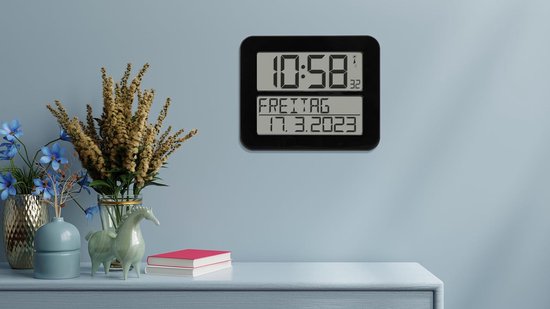 TimeLine Max wandklok digitaal, 60.4512.01, radiogestuurd, met datum en werkdag, gemakkelijk te lezen, (L) 258 x (B) 30 (120) x (H) 212 mm, zwart