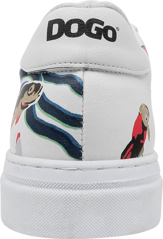 Arrière d'une sneaker basse blanche avec le logo 'DOGO' et un imprimé de poisson avec des vagues.