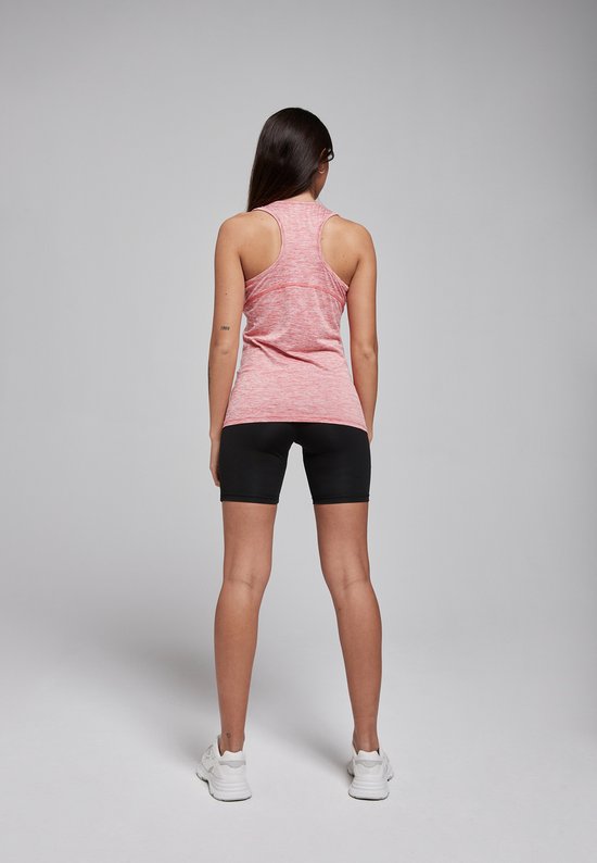 Model van achteren gezien in roze gemêleerde sporttop met racerback en zwarte fietsbroek.