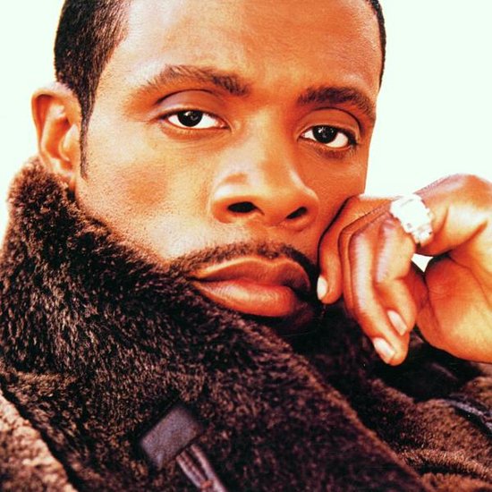 Keith Sweat met een donkerbruine bontkraag en een zilveren ring met stenen op zijn rechterhand.